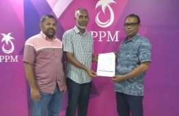 Housing Minister Dr. Mohamed Muizzu (C) joins PPM.