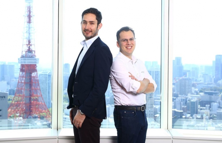 އިންސްޓަގްރާމްގެ ދެ ބާނީން ކަމަށްވާ މައިކް ކްރެއިގާ (ކ) އާއި ކެވިން ސިސްޓްރޮމް.