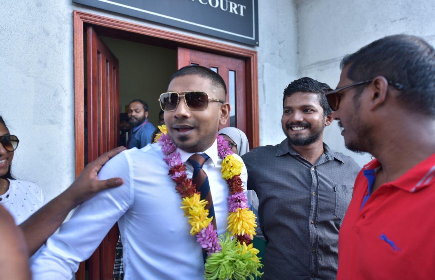 މަހްލޫފު މިނިވަން ކުރުމުން، ކްރިމިނަލް ކޯޓުން ނުކުމެވަޑައިގަތުމުން މަރުހަބާ ދަންނަވަނީ.---ފޮޓޯ: އަހުމަދު ނިޝާތު/މިހާރު