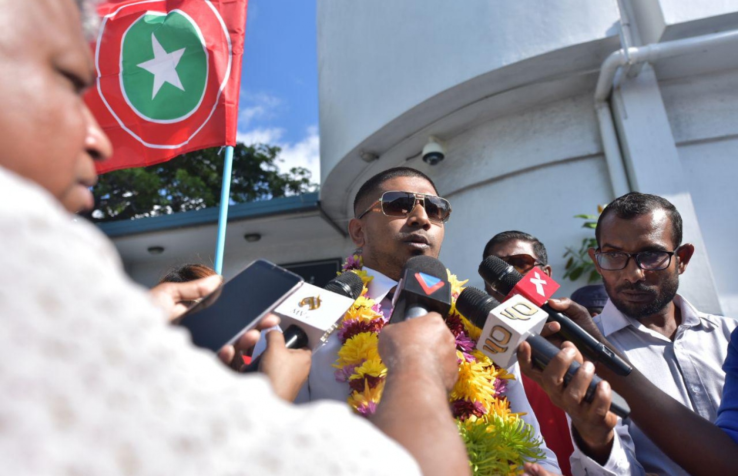 މަހްލޫފު މިނިވަން ކުރުމުން، ކްރިމިނަލް ކޯޓުން ނުކުމެވަޑައިގެން މީޑިއާއާ ވާހަކަ ދައްކަވަނީ.---ފޮޓޯ: އަހުމަދު ނިޝާތު/މިހާރު