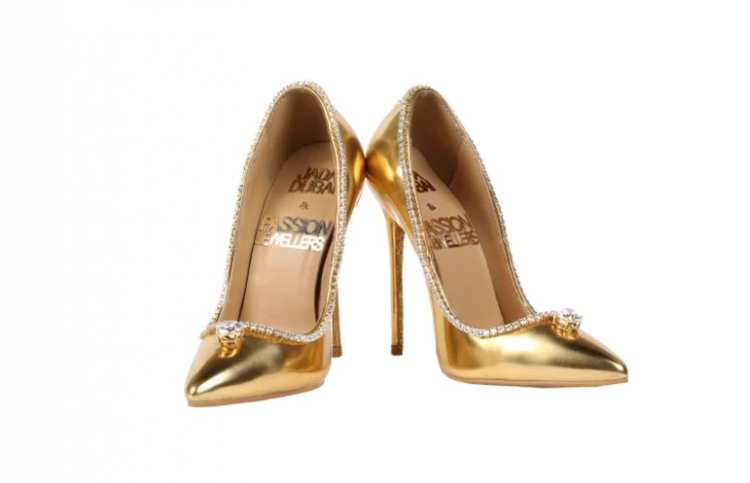 ރަނާއި ޖަވާހިރުން ހަދާފައިވާ ހީލްސް: އަގަކީ 17 މިލިއަން ޑޮލަރު.