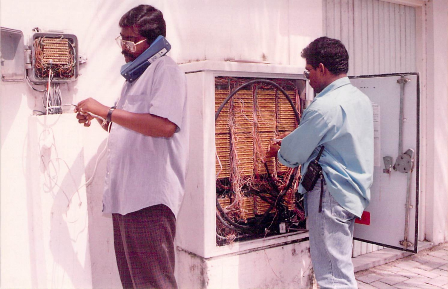 ދިރާގުން ރަށަކަށް ފޯނުގެ ހިދުމަތް ދިނުމަށް މަސައްކަތްކުރަނީ: ރާއްޖޭގެ ހުރިހާ ރަށަކަށް މިހާރު މޮބައިލް ފޯނުގެ ހިދުމަތް ލިބޭ. ފޮޓޯ: ދިރާގު