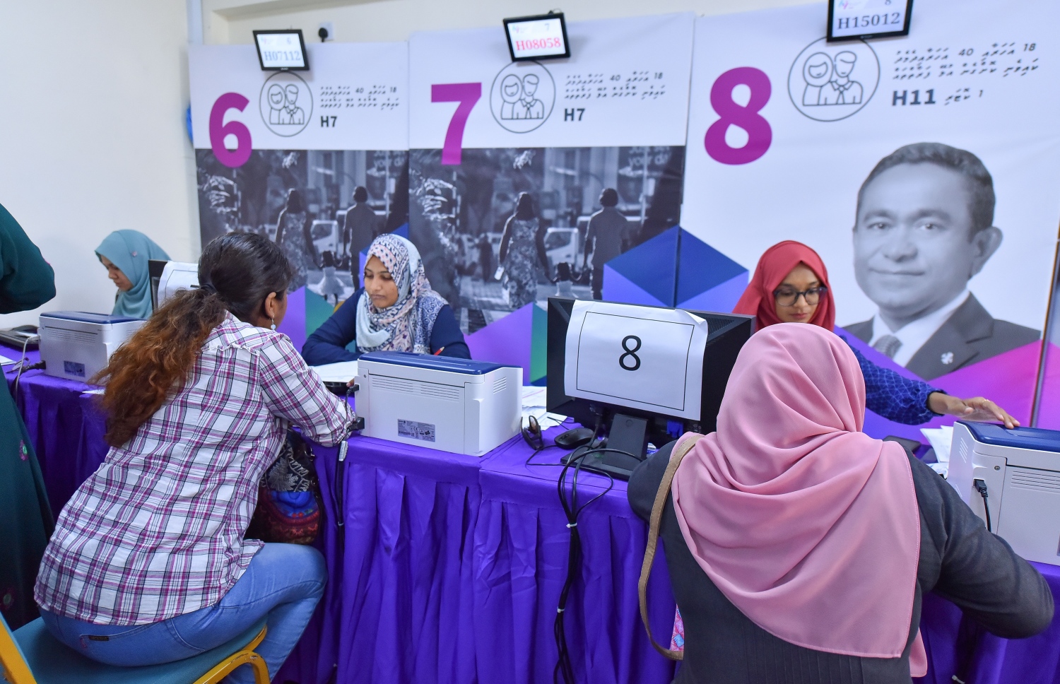 ފްލެޓަށް އެދި ދެ މީހަކު ފޯމު ހުށަހަޅަނީ---ފޮޓޯ: ނިޝާން އަލީ/މިހާރު