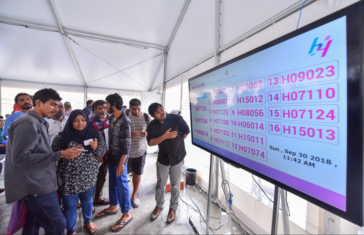 ހިޔާ މަޝްރޫއުގެ ފްލެޓްތަކަށް ފޯމު ލާން ގޮސް ތިބި ބަޔަކު ކިޔޫ ނަންބަރު ބަލަނީ: 7000 ފްލެޓް ލިބޭ މީހުން ކުރީގެ ސަރުކާރުން ކަނޑަ އެޅި