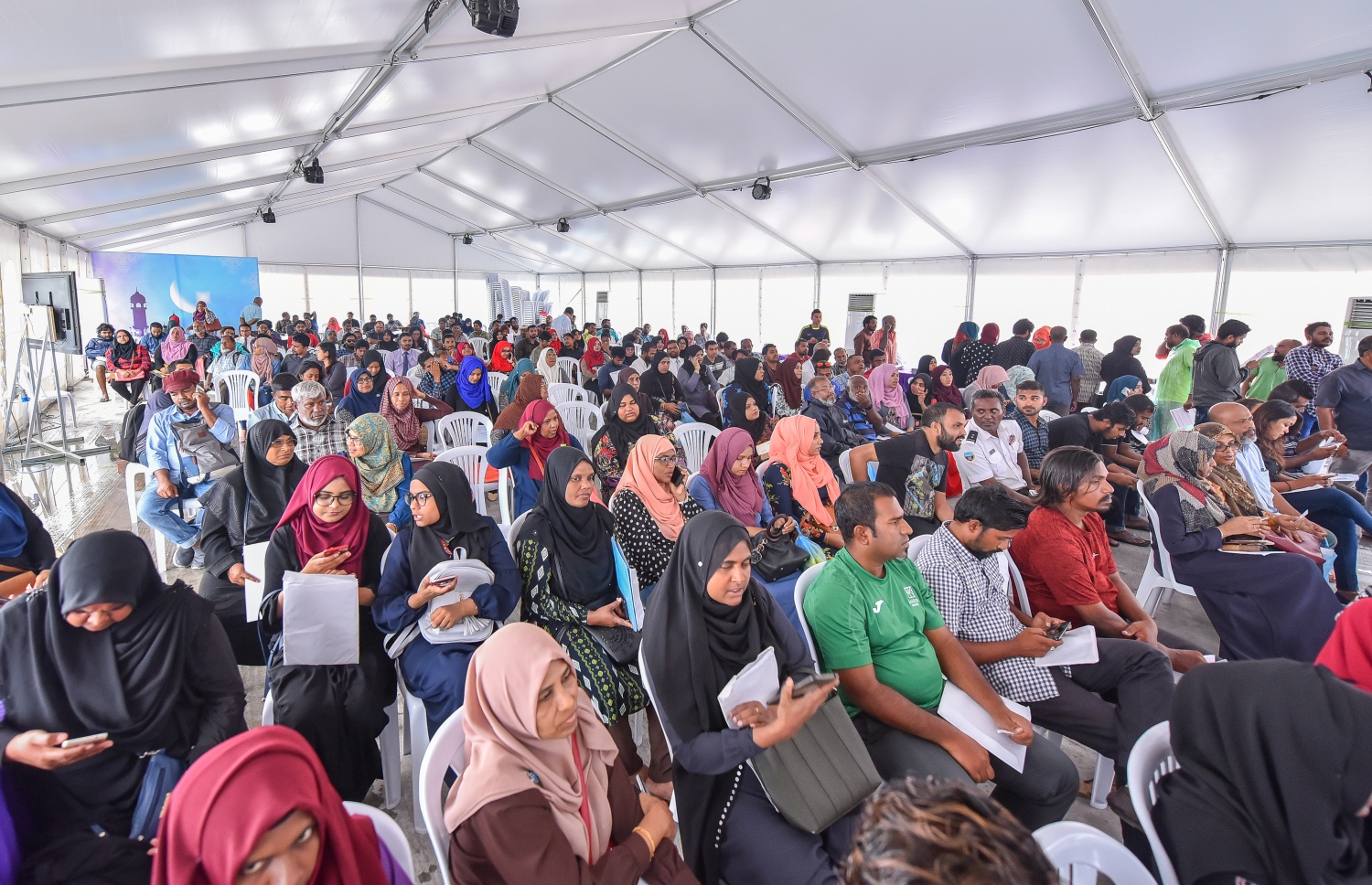 ފްލެޓަށް އެދި ފޯމު ހުށަހަޅަން ދިޔަ ބަޔަކު މަޑުކޮށްލައިގެން.---ފޮޓޯ: ނިޝާން އަލީ/މިހާރު