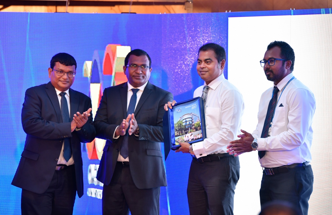 މާލެ: ސެޕްޓެމްބަރު 29، 2018- ސްޓެލްކޯގެ އަހަރީ އާންމު ޖަލްސާގައި އެންވާރޮމަންޓް މިނިސްޓަރު ތޯރިގް، އެކުންފުނީގެ އަހަރީ ރިޕޯޓު ނެރެދެއްވަނީ.---ފޮޓޯ: ހުސައިން ވަހީދު/މިހާރު