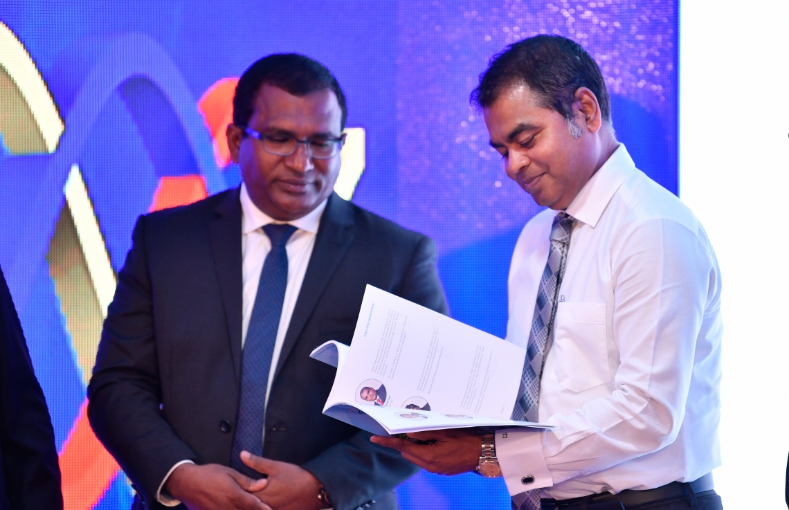 މާލެ: ސެޕްޓެމްބަރު 29، 2018- ސްޓެލްކޯގެ އަހަރީ އާންމު ޖަލްސާގައި އެންވާރޮމަންޓް މިނިސްޓަރު ތޯރިގް، އެކުންފުނީގެ އަހަރީ ރިޕޯޓު ނެރެދެއްވަނީ.---ފޮޓޯ: ހުސައިން ވަހީދު/މިހާރު