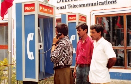 People queue up in front of a telephone booth placed by Dhiraagu. PHOTO/DHIRAAGU