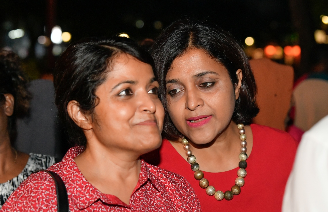 މާލެ: ސެޕްޓެމްބަރު 30، 2018- ގާނޫނާ ޚިލާފަށް ވެރިކަން ވައްޓާލަން އުޅުނު ކަމުގެ ތުހުމަތުގައި ހައްޔަރުކުރުމަށްފަހު މާފުށީ ޖަލުގައި ހުކުމް ތަންފީޒު ކުރައްވަމުން ގެންދެވި ކުރީގެ ރައީސް މައުމޫން އަބްދުލްގައްޔޫމް، މާފުށިން މާލެ ވަޑައިގަންނަވާތީ އެމަނިކުފާނުގެ އިސްތިގުބާލުގައި ދެދަރިކަނބަލުން ކަމަށްވާ ދުންޔާ މައުމޫނާއި ޔުމްނާ މައުމޫން ލޯންޗު ކައިރިކުރާ ސަރަހައްދުގައި މަޑުކުރައްވައިގެން---ފޮޓޯ: ހުސައިން ވަހީދު/މިހާރު