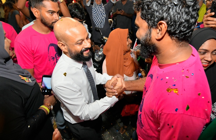 އެމްއާރުއެމްގެ ގާނޫނީ ސުވާލާ ހެދި ފާރިސް ސޮއި ހޯދަނީ