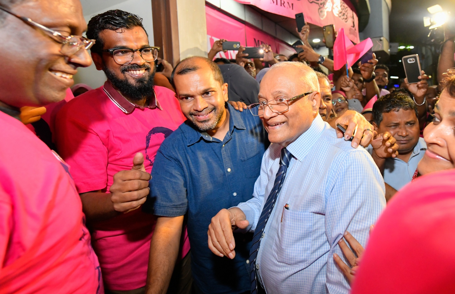 މައުމޫންއާ އެކު ނަދީމް: އޭނާ ވެސް ހިމެނިވަޑައިގަންނަވަނީ ޕާޓީން ވަކިވެވަޑައިގަންނަވާ ލިސްޓުގައި.