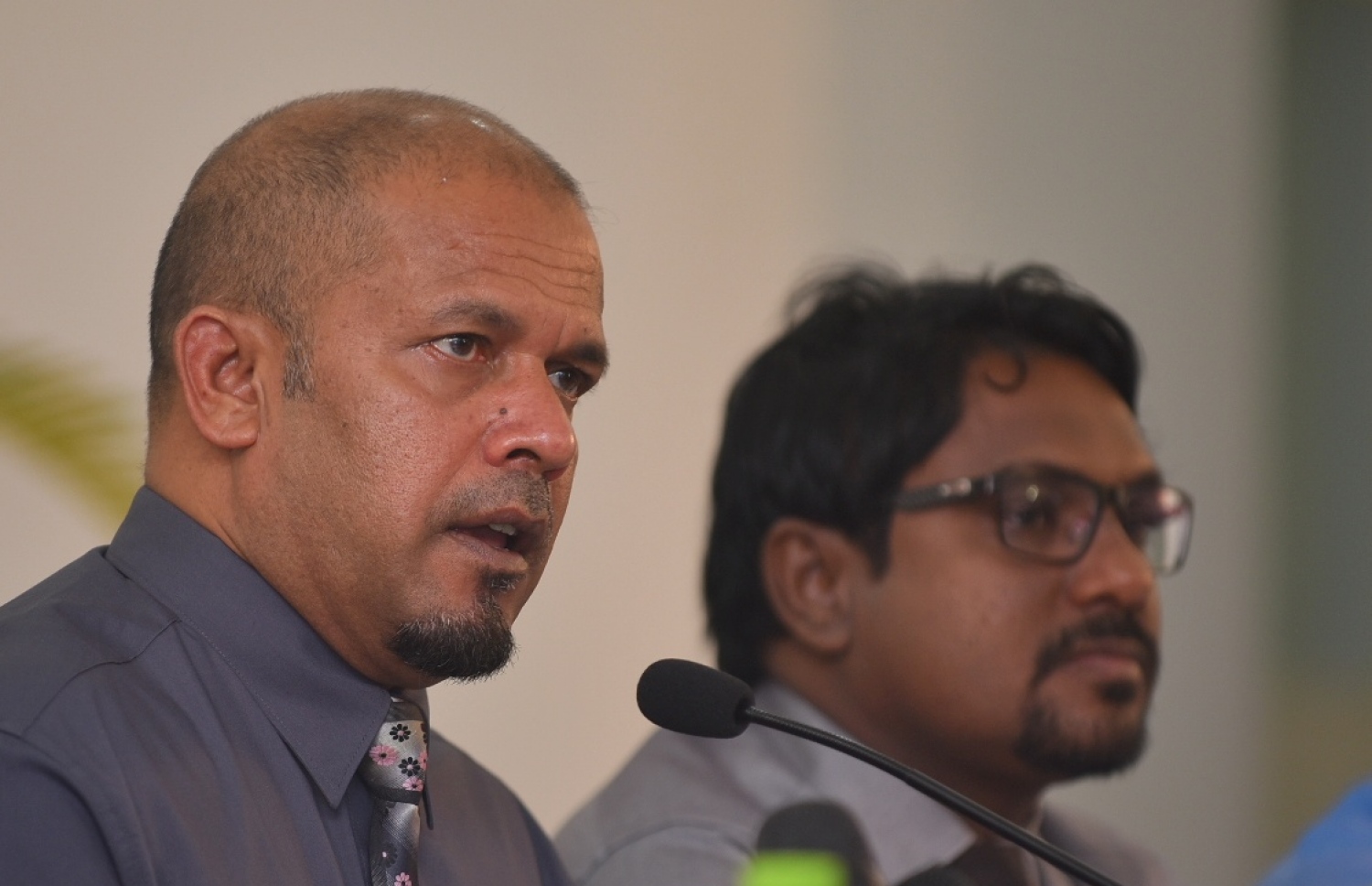 ރިޔާސީ އިންތިޚާބުގެ ނަތީޖާ އިއުލާން ކުރުމަށް މިދިޔަ ހޮނިހިރު ދުވަހު ބޭއްވި ނިއުސް ބްރީފިންގައި ޝަރީފް ވާހަކަ ދައްކަވަނީ.---ފޮޓޯ: އަހުމަދު ނިޝާތު/މިހާރު