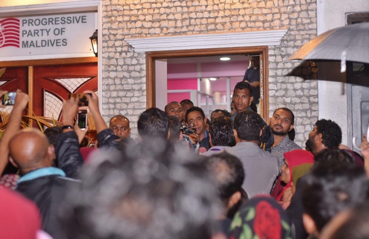 މުޒާހަރާކުރާ ނަމަ ފިޔަވަޅު އަޅާނަން: އީސީ