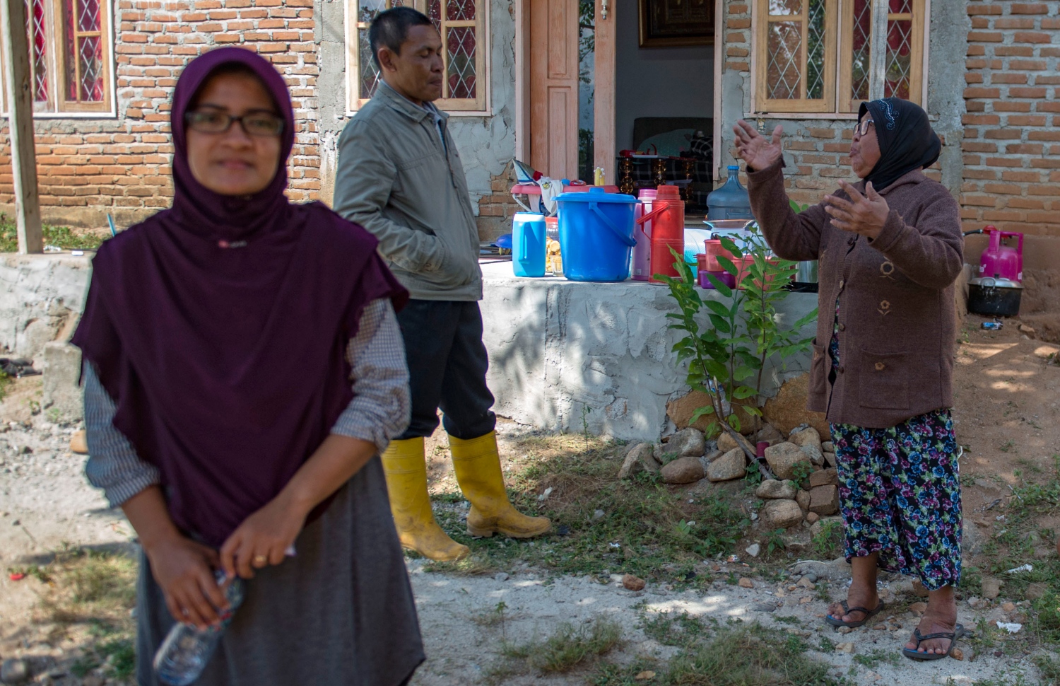 އިންޑޮނީޝިއާގެ ޕާލޫ އަށް އައި ބިންހެލުމާއި ސުނާމީގައި ގެއްލުނު ދޭވީ އޭނާގެ ގޭ ކައިރީ. --ފޮޓޯ:އޭއެފްޕީ