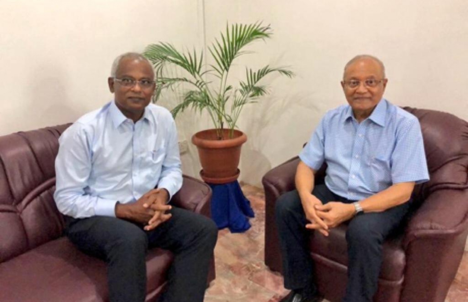 އިންތިޚާބީ ރައީސް އިބޫ އާއި ކުރީގެ ރައީސް މައުމޫން އަބްދުލްގައްޔޫމް. --ފޮޓޯ: އެމްޑީޕީ