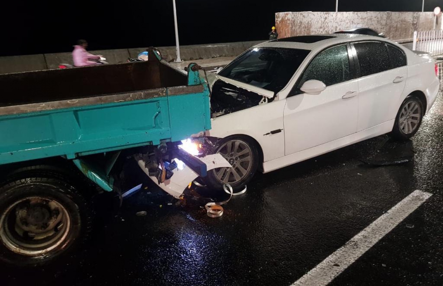 ބްރިޖުގައި ހިނގި ނުރައްކާތެރި އެކްސިޑެންޓެއް: ކޮންމެ ދުވަހަކު 7،000 މީހުން ބްރިޖު ބޭނުން ކުރޭ -- މިހާރު ފައިލް ފޮޓޯ