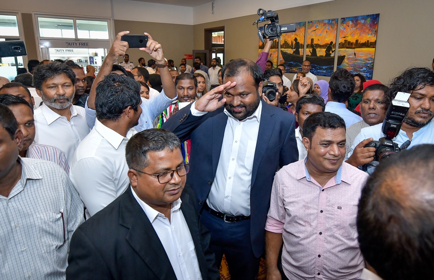 އަލީ ވަހީދު މިއަދު އެއާޕޯޓުގައި. އޭނާ ރާއްޖެއިން ބޭރުގައި ތިން އަހަރަށްވުރެ ގިނަ ދުވަހު ހުންނެވި. - ފޮޓޯ: ނިޝާން އަލީ/ މިހާރު