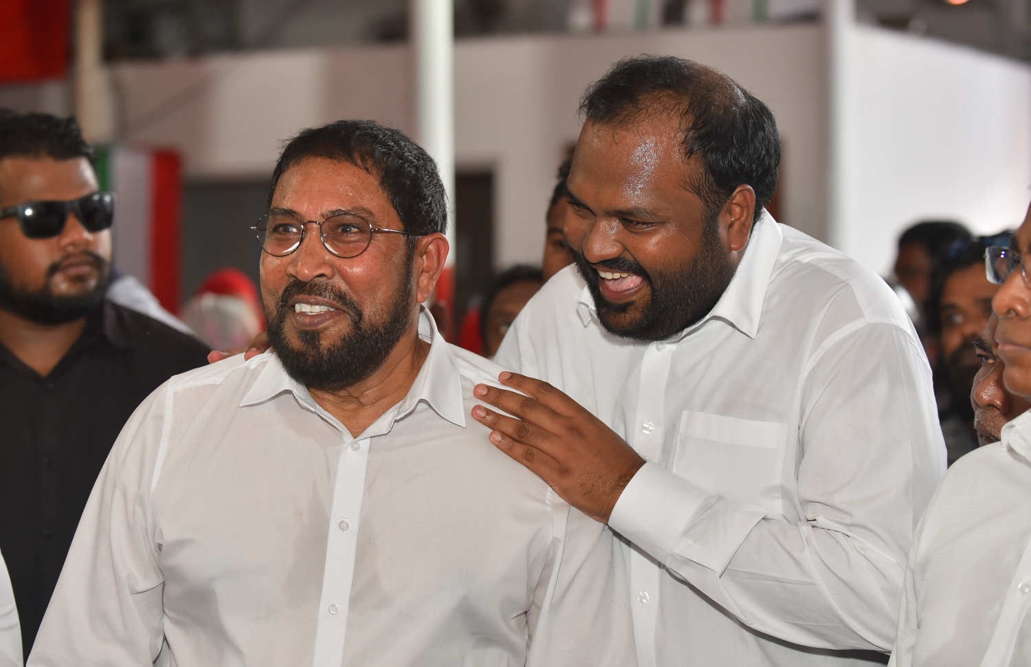 އަހަރަކަށް ވުރެ ގިނަ ދުވަހު ރާއްޖެއިން ބޭރުގައި އުޅުއްވުމަށް ފަހު ގާސިމާއި އަލީ ވަހީދު އޮކްޓޯބަރު 4، 2018 ގައި މާލެ ވަޑައިގެން ކުނޫޒްގައި ބޭއްވި ބައްދަލުވުމުގެ ތެރެއިން ދެ ބޭފުޅުން ސަމާސާ ކުރައްވަނީ.---ފޮޓޯ: ހުސައިން ވަހީދު/މިހާރު