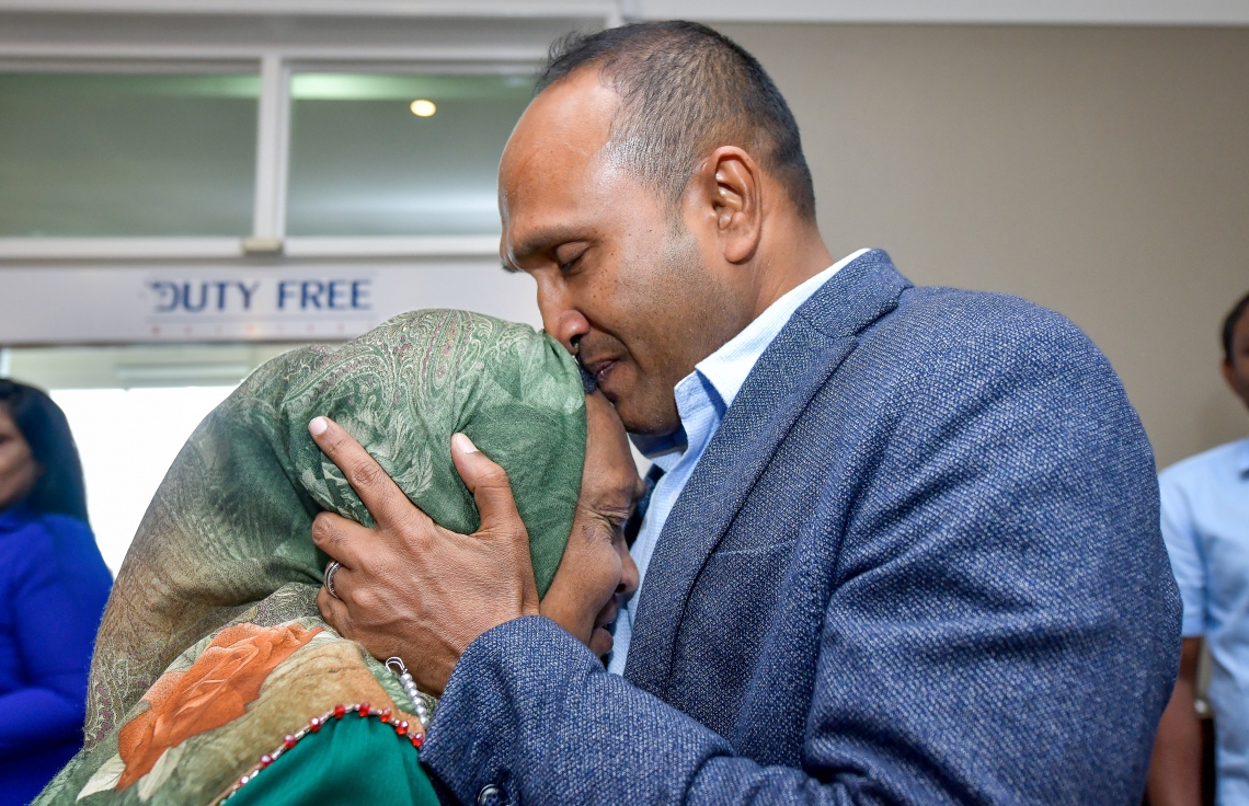 ވެލާނާ އިންޓަނޭޝަނަލް އެއާޕޯޓް: އޮކްޓޯބަރު 6، 2018- އިނގިރޭސި ވިލާތުން ހިމާޔަތް ހޯއްދަވައިގެން އުޅުއްވާތާ ތިން އަހަރެއްހާ ދުވަސް ފަހުން ކުރީގެ ނައިބު ރައީސް ޑރ. މުހައްމަދު ޖަމީލު އަހުމަދު މިއަދު މާލެ ވަޑައިގެން އެމަނިކުފާނުގެ މަންމާފުޅުގެ ބޮލަށް ބޮސްދެއްވަނީ.--- ފޮޓޯ: ނިޝާން އަލީ/މިހާރު