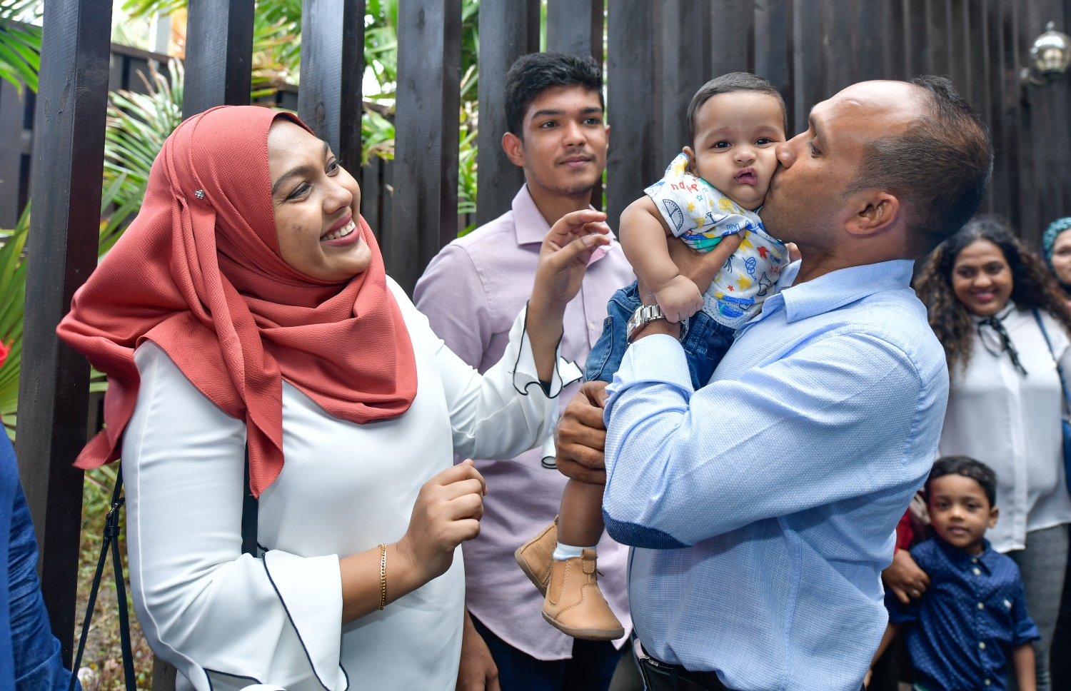 ޖަމީލް މިއަދު އެއާޕޯޓުގައި ކުއްޖެއްގެ ގައިގައި ބޮސް ދެއްވަނީ. --- ފޮޓޯ: ނިޝާން އަލީ/ މިހާރު