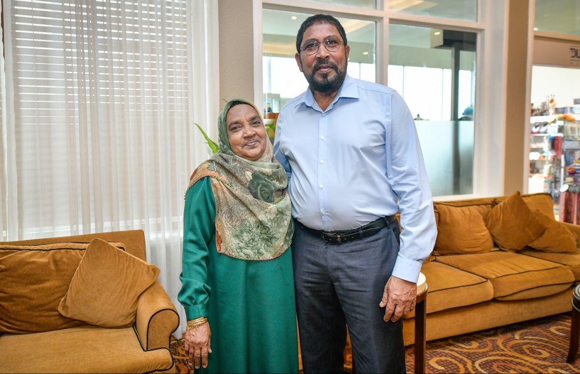 ވެލާނާ އިންޓަނޭޝަނަލް އެއާޕޯޓް: އޮކްޓޯބަރު 6، 2018- ކުރީގެ ނައިބު ރައީސް ޑރ. ޖަމީލްގެ މަންމާފުޅާ އެކު، ޖުމްހޫރީ ޕާޓީގެ ފައުންޑަރު ގާސިމް އިބްރާހީމް ފޮޓޯއެއް ނަންގަވަނީ.---ފޮޓޯ: ނިޝާން އަލީ/މިހާރު