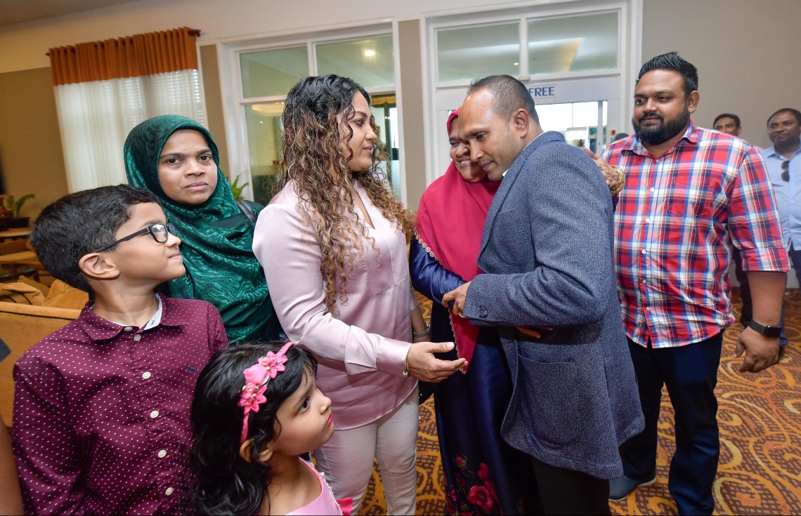 ވެލާނާ އިންޓަނޭޝަނަލް އެއާޕޯޓް: އޮކްޓޯބަރު 6، 2018- އިނގިރޭސި ވިލާތުން ހިމާޔަތް ހޯއްދަވައިގެން އުޅުއްވާތާ ތިން އަހަރެއްހާ ދުވަސް ފަހުން، ކުރީގެ ނައިބު ރައީސް ޑރ. ޖަމީލް ރާއްޖެ ވަޑައިގަތުމުން، އެމަނިކުފާނުގެ އާއިލާގެ ބޭފުޅުން މަރުހަބާ ދަންނަވަނީ.---ފޮޓޯ: ނިޝާން އަލީ/މިހާރު