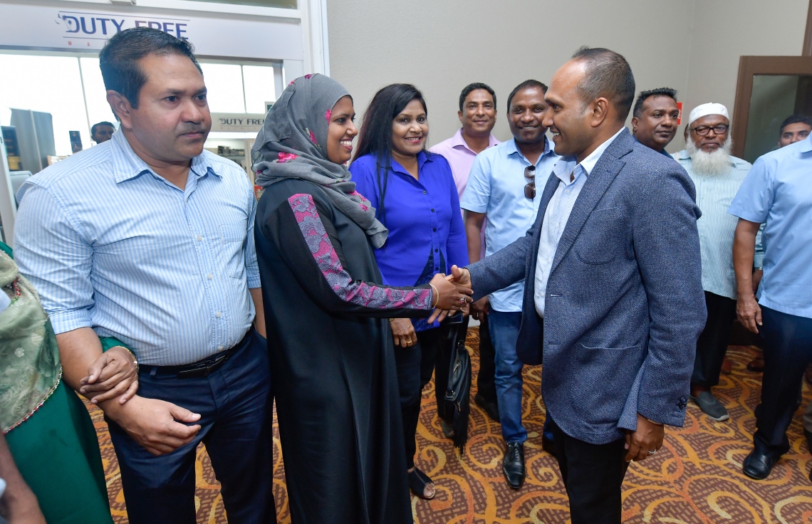 ވެލާނާ އިންޓަނޭޝަނަލް އެއާޕޯޓް: އޮކްޓޯބަރު 6، 2018- އިނގިރޭސި ވިލާތުން ހިމާޔަތް ހޯއްދަވައިގެން އުޅުއްވާތާ ތިން އަހަރެއްހާ ދުވަސް ފަހުން، ކުރީގެ ނައިބު ރައީސް ޑރ. ޖަމީލް ރާއްޖެ ވަޑައިގަތުމުން، އިދިކޮޅު ކޯލިޝަންގެ ބައެއް ބޭފުޅުން މަރުހަބާ ދަންނަވަނީ.---ފޮޓޯ: ނިޝާން އަލީ/މިހާރު