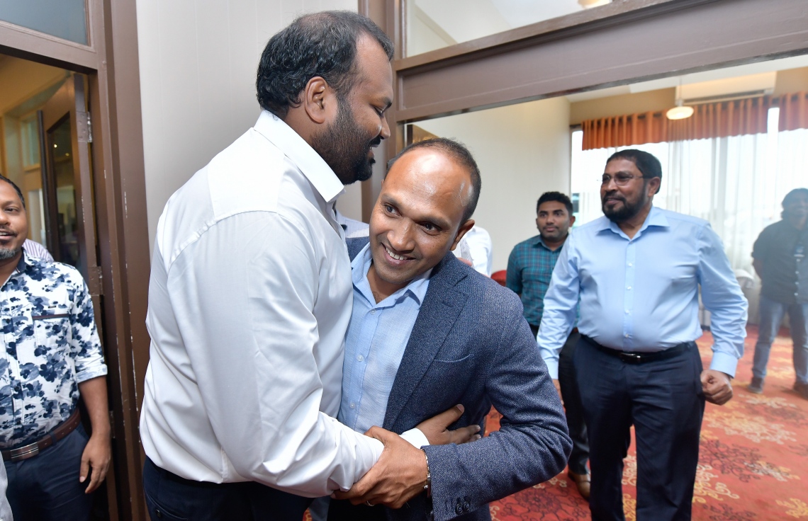 ވެލާނާ އިންޓަނޭޝަނަލް އެއާޕޯޓް: އޮކްޓޯބަރު 6، 2018- އިނގިރޭސި ވިލާތުން ހިމާޔަތް ހޯއްދަވައިގެން އުޅުއްވާތާ ތިން އަހަރެއްހާ ދުވަސް ފަހުން، ކުރީގެ ނައިބު ރައީސް ޑރ. ޖަމީލް ރާއްޖެ ވަޑައިގަތުމުން، ޖުމްހޫރީ ޕާޓީގެ ރައީސް އަލީ ވަހީދު މަރުހަބާ ދަންނަވަނީ.---ފޮޓޯ: ނިޝާން އަލީ/މިހާރު