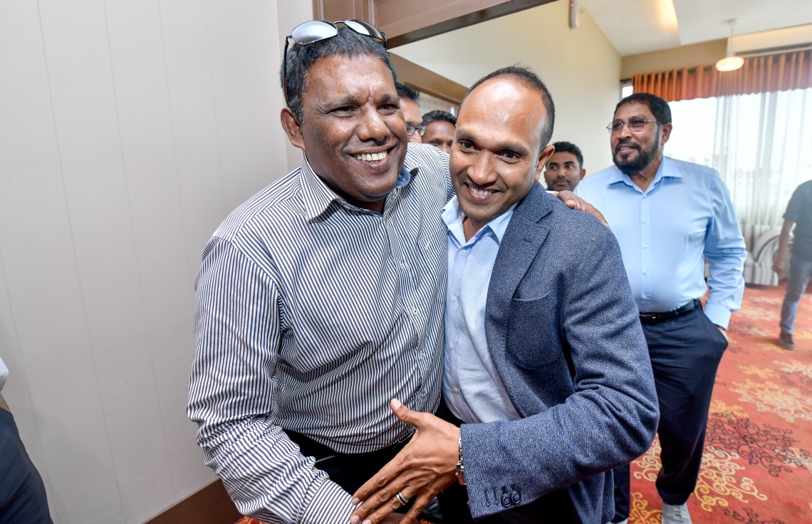 ވެލާނާ އިންޓަނޭޝަނަލް އެއާޕޯޓް: އޮކްޓޯބަރު 6، 2018- އިނގިރޭސި ވިލާތުން ހިމާޔަތް ހޯއްދަވައިގެން އުޅުއްވާތާ ތިން އަހަރެއްހާ ދުވަސް ފަހުން، ކުރީގެ ނައިބު ރައީސް ޑރ. ޖަމީލް ރާއްޖެ ވަޑައިގަތުމުން، ތިމަރަފުށީ ދާއިރާގެ މެމްބަރު މުހައްމަދު މުސްތަފާ މަރުހަބާ ދަންނަވަނީ.---ފޮޓޯ: ނިޝާން އަލީ/މިހާރު