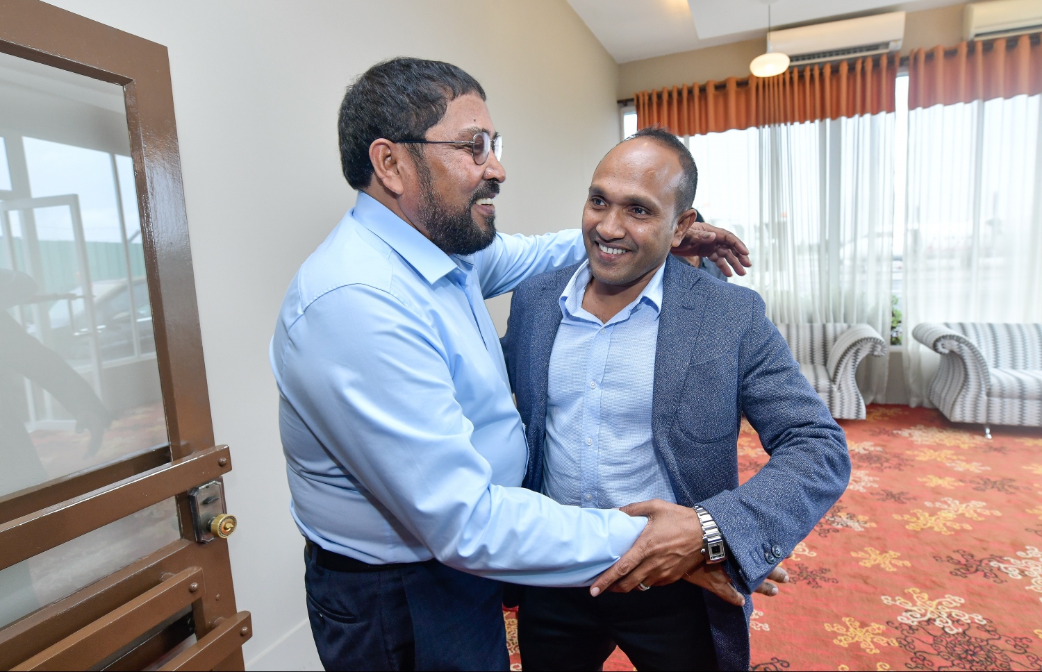 ކުރީގެ ނައިބު ރައީސް ޖަމީލް މިއަދު ރާއްޖެ ވަޑައިގެން، ޖޭޕީގެ ލީޑަރު ގާސިމް އިބްރާހިމްގެ ގައިގައި ބައްދާލައްވަނީ. --- ފޮޓޯ: ނިޝާން އަލީ/ މިހާރު