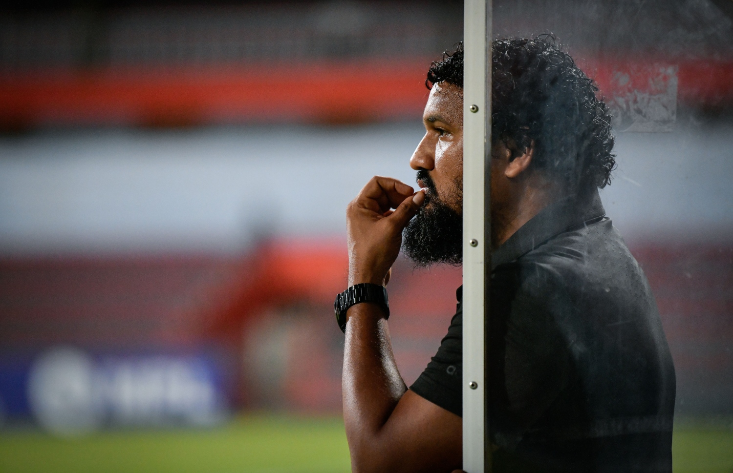 ލީގުގެ މެޗެއްގެ ތެރެއިން ފޯކައިދޫގެ ކޯޗު ނިސްތާރު. -- ފޮޓޯ: ނިޝާން އަލީ/ މިހާރު