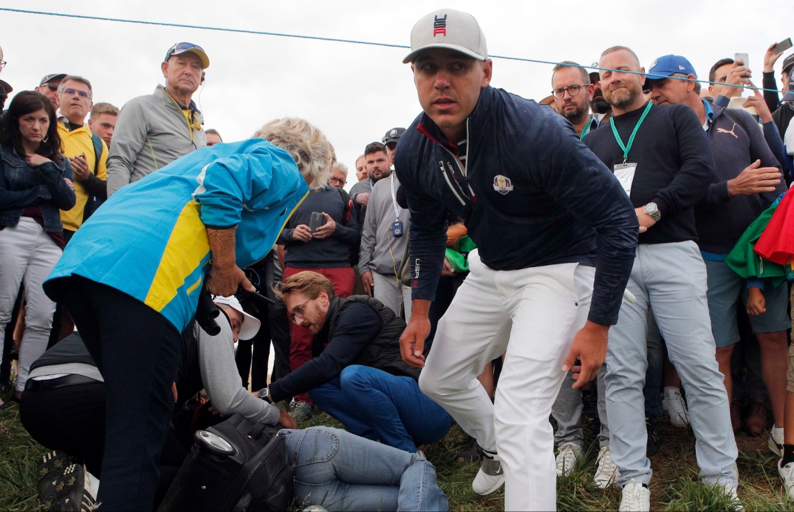 ކޮރިންގެ ލޯ މަތީގައި ޖެހުނު ބޯޅަ އުކި ކުޅުންތެރިޔާ ބްރުކްސް ހާސްވެފައި.