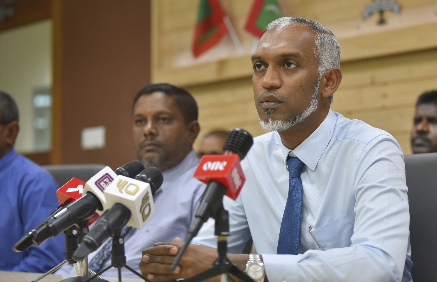 ގޯތި ގަތުމަށް ހުޅުވާލުމަށްފަހު ހައުސިން މިނިސްޓަރު ޑރ. މުހައްމަދު މުއިއްޒު ނޫސްވެރިންނާ ވާހަކަ ދައްކަވަނީ: ޖުމްލަ 400 ގޯތި، 400،000ރ އަށް ވިއްކުމަށް ވަނީ ހުޅުވާލާފައި -- އަހުމަދު ނިޝާތު / މިހާރު ފޮޓޯ