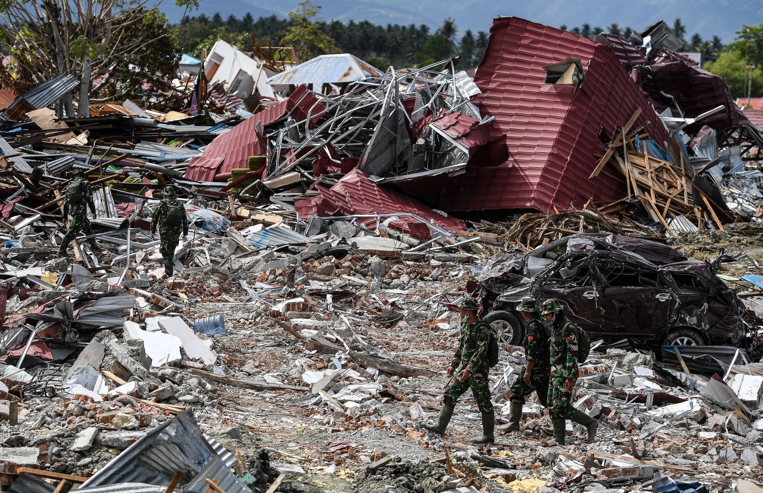 އިންޑޮނީޝިއާ އަށް އައި ބިންހެލުމުގައި ގެއްލުނު މީހުން ހޯދަން ސިފައިންގެ ޓީމުތަކުން ހަރަކާތްތެރިވަނީ. -ފޮޓޯ:އޭއެފްޕީ