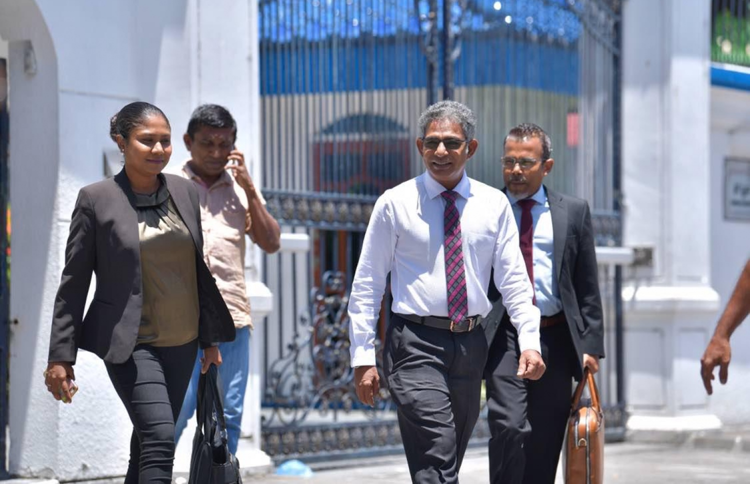 ސުޕްރީމް ކޯޓުގެ ހުކުމަށް ފަހު، އޭނާގެ ގާނޫނީ ވަކީލުންނާ އެކު ވައްޑެ ކޯޓުން ނުކުމެވަޑައިގަންނަވަނީ.---ފޮޓޯ: ނިޝާން އަލީ/މިހާރު