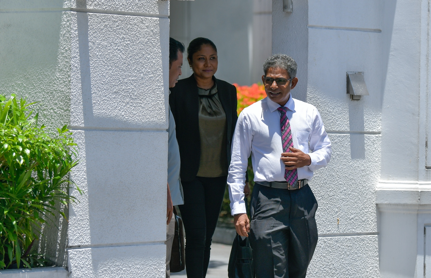 ސުޕްރީމް ކޯޓުގެ ހުކުމަށް ފަހު، އޭނާގެ ގާނޫނީ ވަކީލުންނާ އެކު ވައްޑެ ކޯޓުން ނުކުމެވަޑައިގަންނަވަނީ.---ފޮޓޯ: ނިޝާން އަލީ/މިހާރު