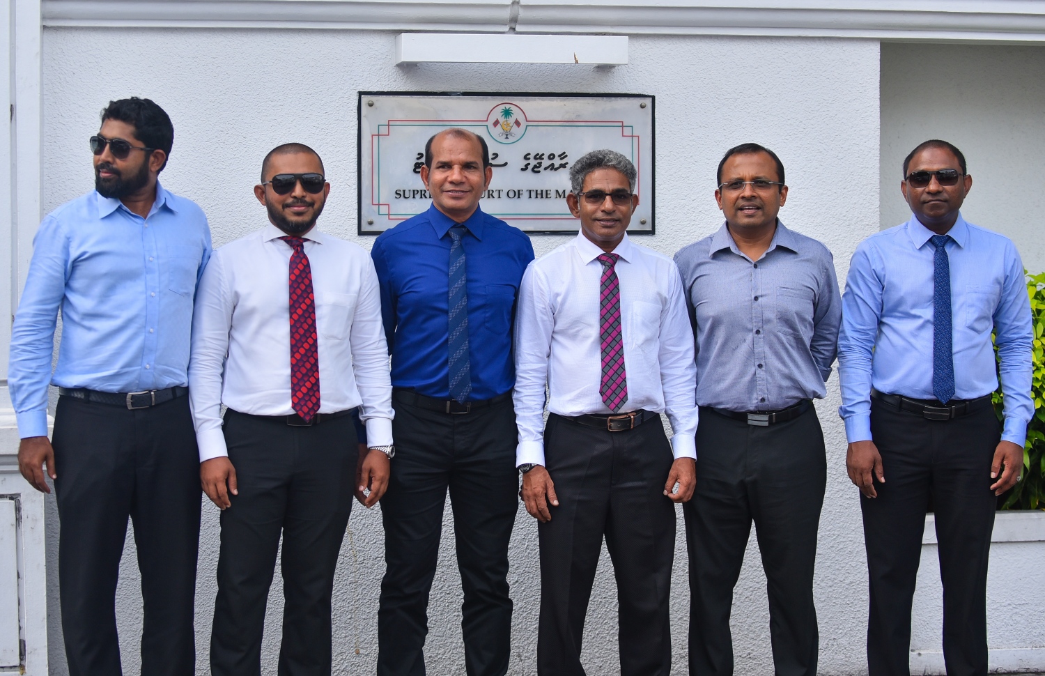 ރައްޔިތުންގެ މަޖިލީހުގެ އިދިކޮޅު ބައެއް މެމްބަރުން، ސުޕްރީމް ކޯޓުގެ ބޭރުގައި ފޮޓޯއަކަށް ހުއްޓިވަޑައިގެން. --- ފޮޓޯ: އަހުމަދު ނިޝާތު/ މިހާރު