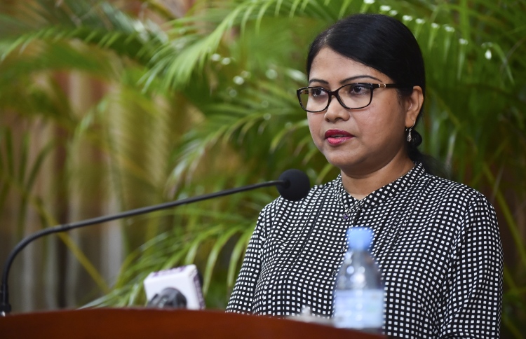 ޑރ. ޝީޒާ، މެޑިސިން ސްކޫލުގެ ފުރަތަމަ ޑީނަކަށް