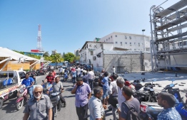 Long queues in front of the Ministry of Housing and Infrastructure as people wait in line to submit application forms for Hulhumale Phase Two flats. PHOTO/MIHAARU