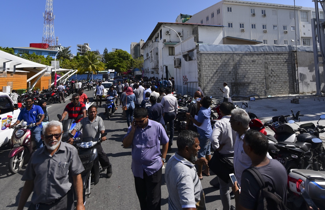 މާލެ: އޮކްޓޯބަރު 10، 2018: ހުޅުމާލޭގެ ދެ ވަނަ ފިޔަވަހިން 400 ގޯތި ގަންނަން ބޭނުންވާ މީހުންނަށް އެ ފުރުސަތު ހުޅުވާލުމާ އެކު، ގޯތީގެ ފޯމު ލުމަށް ހައުސިން މިނިސްޓްރީގެ ކައިރީގައި މީހުން ކިޔޫ ހަދައިގެން---ފޮޓޯ: އަހުމަދު ނިޝާތު/މިހާރު