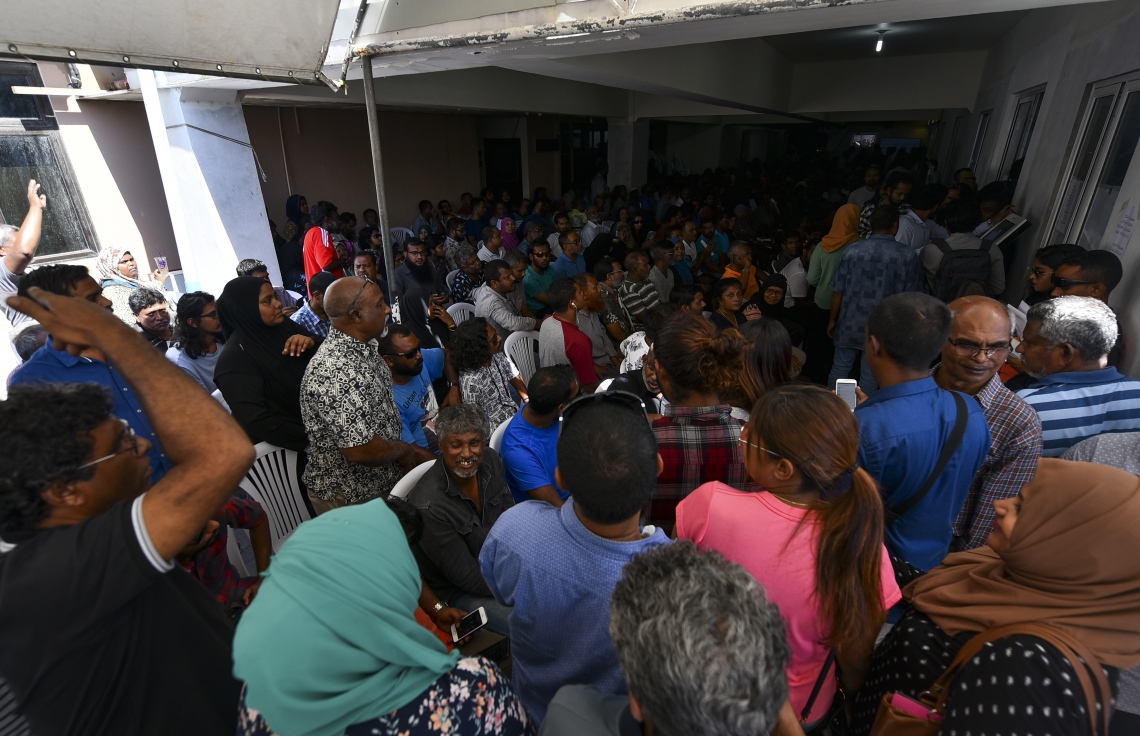 މާލެ: އޮކްޓޯބަރު 10، 2018: ހުޅުމާލޭގެ ދެ ވަނަ ފިޔަވަހިން 400 ގޯތި ގަންނަން ބޭނުންވާ މީހުންނަށް އެ ފުރުސަތު ހުޅުވާލުމާ އެކު، ގޯތީގެ ފޯމު ލުމަށް ހައުސިން މިނިސްޓްރީގެ ގޯތިތެރޭގައި މީހުން ކިޔޫ ހަދައިގެން---ފޮޓޯ: އަހުމަދު ނިޝާތު/މިހާރު