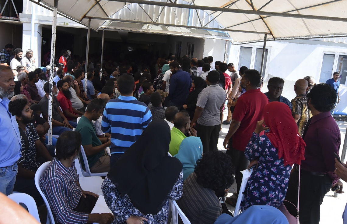 މާލެ: އޮކްޓޯބަރު 10، 2018: ހުޅުމާލޭގެ ދެ ވަނަ ފިޔަވަހިން 400 ގޯތި ގަންނަން ބޭނުންވާ މީހުންނަށް އެ ފުރުސަތު ހުޅުވާލުމާ އެކު، ގޯތީގެ ފޯމު ލުމަށް ހައުސިން މިނިސްޓްރީގެ ގޯތިތެރޭގައި މީހުން ކިޔޫ ހަދައިގެން---ފޮޓޯ: އަހުމަދު ނިޝާތު/މިހާރު