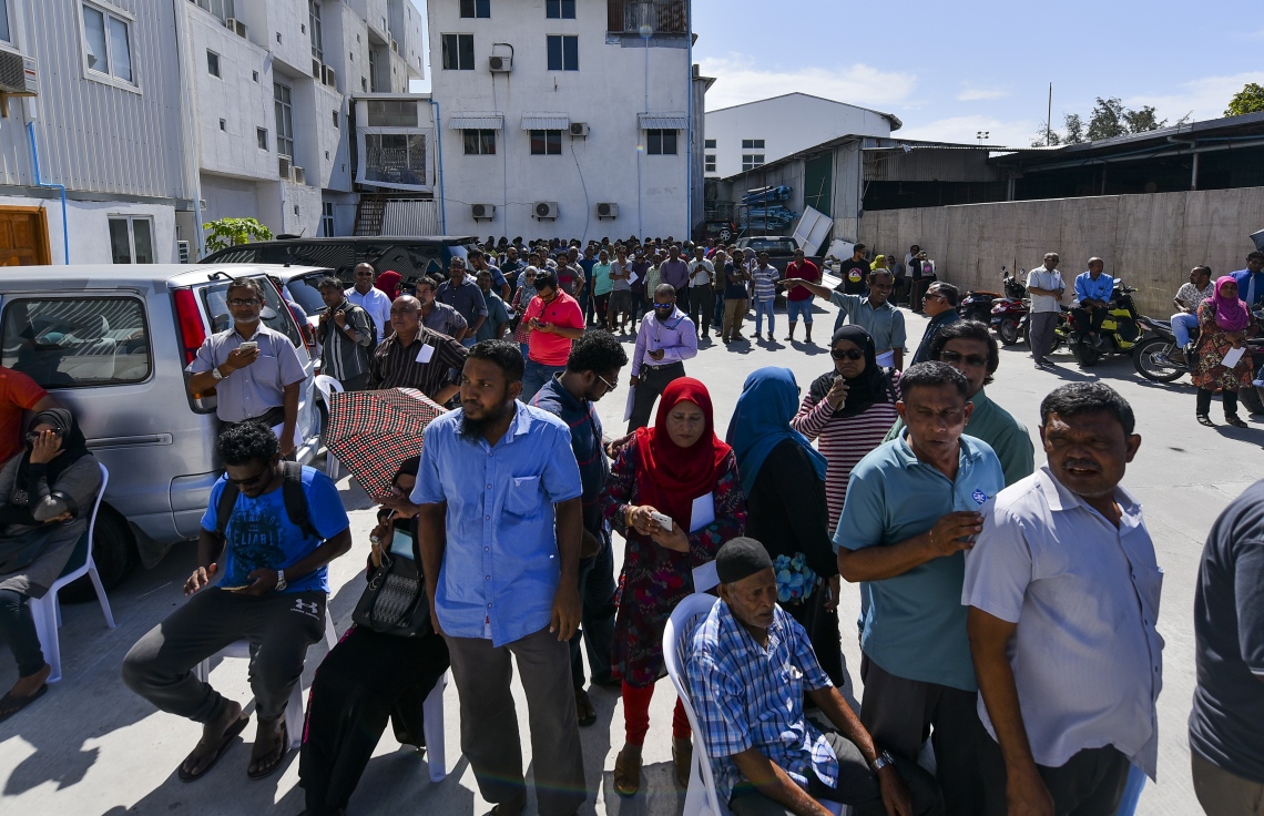 މާލެ: އޮކްޓޯބަރު 10، 2018: ހުޅުމާލޭގެ ދެ ވަނަ ފިޔަވަހިން 400 ގޯތި ގަންނަން ބޭނުންވާ މީހުންނަށް އެ ފުރުސަތު ހުޅުވާލުމާ އެކު، ގޯތީގެ ފޯމު ލުމަށް ހައުސިން މިނިސްޓްރީ ކައިރީގައި މީހުން ކިޔޫ ހަދައިގެން---ފޮޓޯ: އަހުމަދު ނިޝާތު/މިހާރު