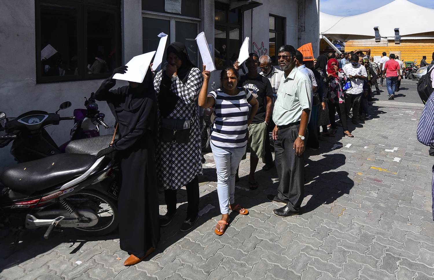 ގޯއްޗަށް ފޯމް ހުށަހަޅަން ކިއޫގައި ތިބި މީހުން މިއަދު އަވީގައި.---ފޮޓޯތައް: އަހުމަދު ނިޝާތު/މިހާރު