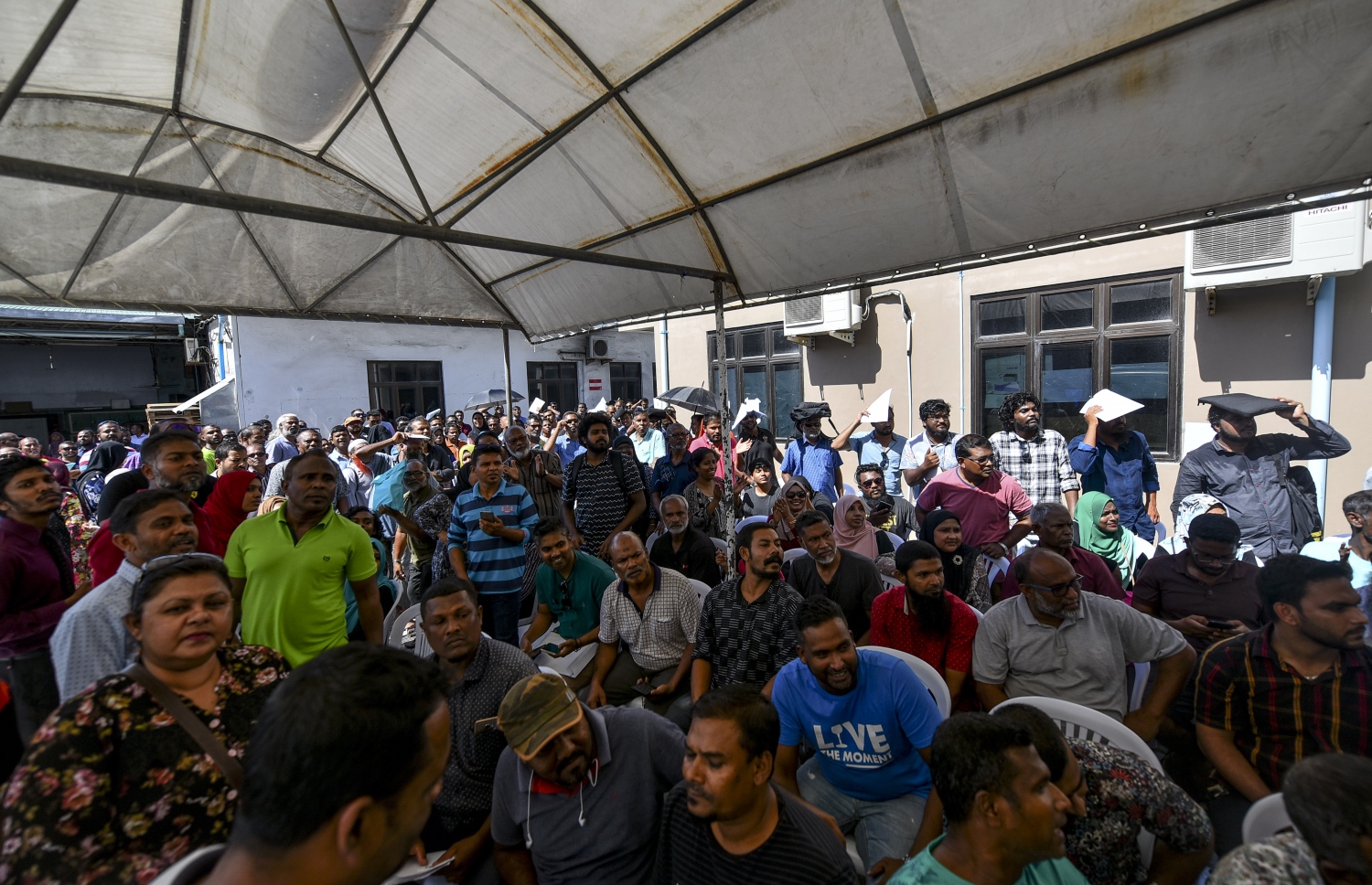 ހުޅުމާލެ އިން ވިއްކާ ގޯއްޗަށް ހުށަހަޅަން މީހުން ހައުސިން މިނިސްޓްރީގައި. .---ފޮޓޯތައް: އަހުމަދު ނިޝާތު/މިހާރު