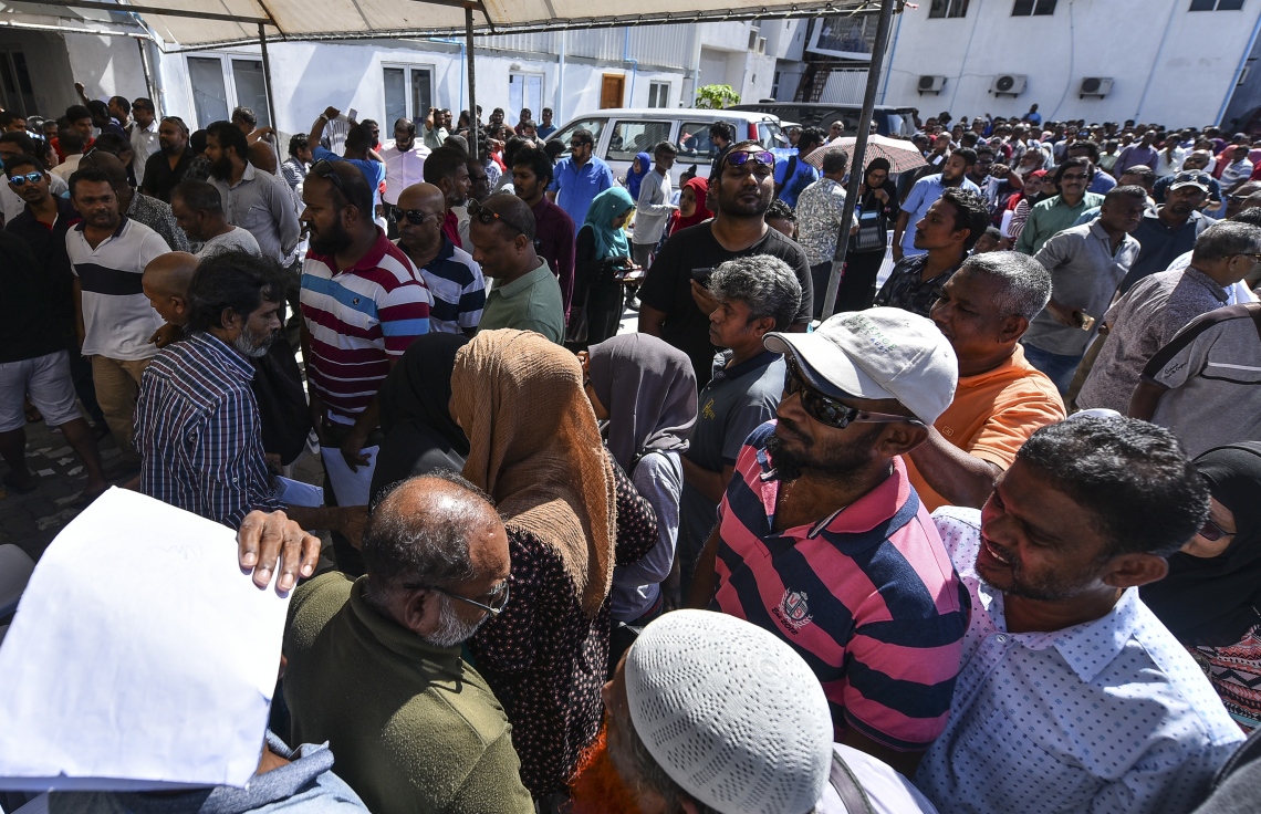 މާލެ: އޮކްޓޯބަރު 10، 2018: ހުޅުމާލޭގެ ދެ ވަނަ ފިޔަވަހިން 400 ގޯތި ގަންނަން ބޭނުންވާ މީހުންނަށް އެ ފުރުސަތު ހުޅުވާލުމާ އެކު، ގޯތީގެ ފޯމު ލުމަށް ހައުސިން މިނިސްޓްރީގެ ގޯތިތެރޭގައި މީހުން ކިޔޫ ހަދައިގެން---ފޮޓޯ: އަހުމަދު ނިޝާތު/މިހާރު