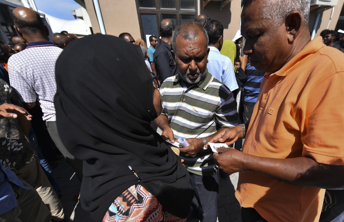 މާލެ: އޮކްޓޯބަރު 10، 2018: ހުޅުމާލޭގެ ދެ ވަނަ ފިޔަވަހިން 400 ގޯތި ގަންނަން ބޭނުންވާ މީހުންނަށް އެ ފުރުސަތު ހުޅުވާލުމާ އެކު، ގޯތީގެ ފޯމު ލުމަށް ހައުސިން މިނިސްޓްރީ ކައިރީގައި މީހުން ކިޔޫ ހަދައިގެން---ފޮޓޯ: އަހުމަދު ނިޝާތު/މިހާރު