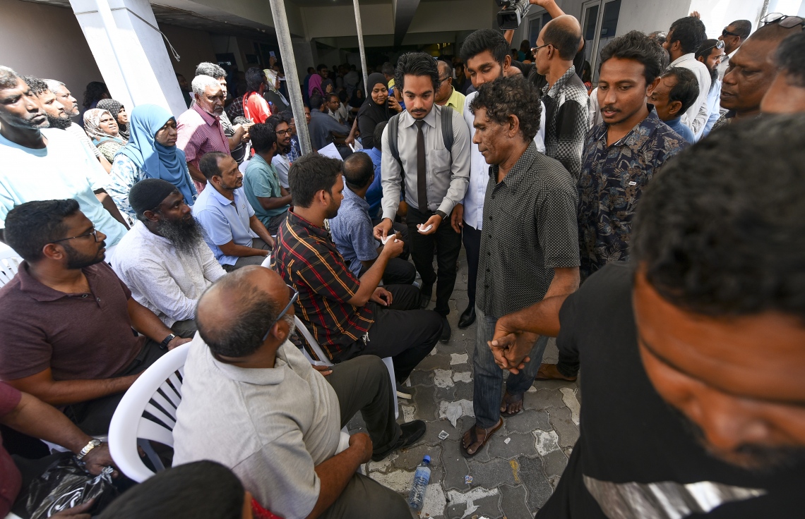 މާލެ: އޮކްޓޯބަރު 10، 2018: ހުޅުމާލޭގެ ދެ ވަނަ ފިޔަވަހިން 400 ގޯތި ގަންނަން ބޭނުންވާ މީހުންނަށް އެ ފުރުސަތު ހުޅުވާލުމާ އެކު، ގޯތީގެ ފޯމު ލުމަށް ހައުސިން މިނިސްޓްރީގެ ގޯތިތެރޭގައި ކިޔޫ ހަދައިގެން ތިބި މީހުންނަށް ކިޔޫ ނަމްބަރު ބަހަނީ--ފޮޓޯ: އަހުމަދު ނިޝާތު/މިހާރު