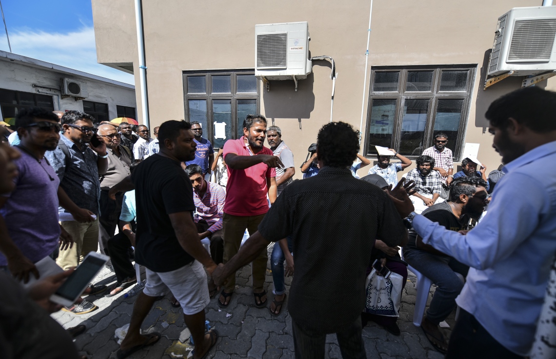 މާލެ: އޮކްޓޯބަރު 10، 2018: ހުޅުމާލޭގެ ދެ ވަނަ ފިޔަވަހިން 400 ގޯތި ގަންނަން ބޭނުންވާ މީހުންނަށް އެ ފުރުސަތު ހުޅުވާލުމާ އެކު، ގޯތީގެ ފޯމު ލުމަށް ހައުސިން މިނިސްޓްރީގެ ގޯތިތެރޭގައި މީހުން ކިޔޫ ހަދައިގެން---ފޮޓޯ: އަހުމަދު ނިޝާތު/މިހާރު