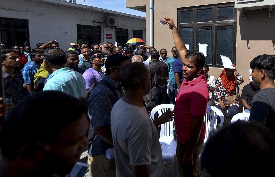 މާލެ: އޮކްޓޯބަރު 10، 2018: ހުޅުމާލޭގެ ދެ ވަނަ ފިޔަވަހިން 400 ގޯތި ގަންނަން ބޭނުންވާ މީހުންނަށް އެ ފުރުސަތު ހުޅުވާލުމާ އެކު، ގޯތީގެ ފޯމު ލުމަށް ހައުސިން މިނިސްޓްރީ ކައިރީގައި މީހުން ކިޔޫ ހަދައިގެން---ފޮޓޯ: އަހުމަދު ނިޝާތު/މިހާރު